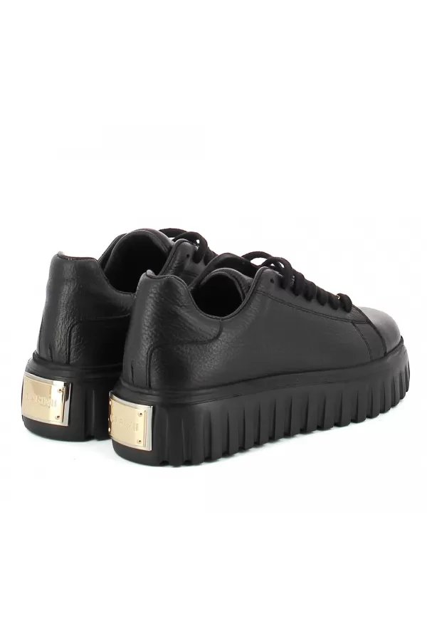 Zobacz Czarne sneakersy z blaszką CARINII--B10224-E50-000-000-000