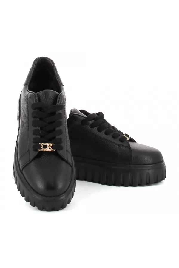 Zobacz Czarne sneakersy z blaszką CARINII--B10224-E50-000-000-000