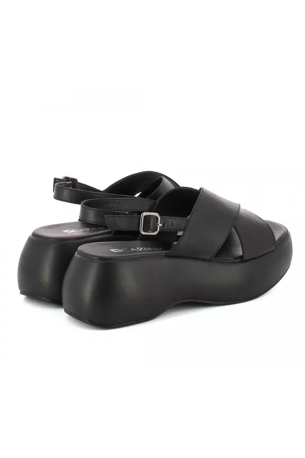 Zobacz Czarne sandały na platformie CARINII--B9993-E50-000-000-000