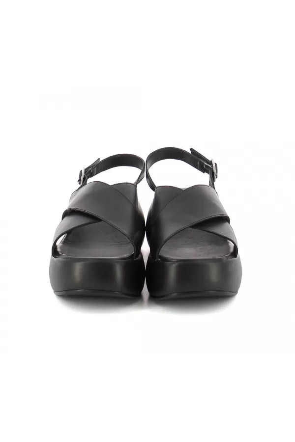 Zobacz Czarne sandały na platformie CARINII--B9993-E50-000-000-000