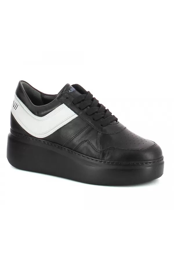 Zobacz Czarne sneakersy skórzane CARINII--B9052-E50-I81-000-F69