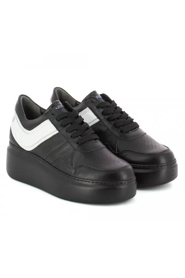 Zobacz Czarne sneakersy skórzane CARINII--B9052-E50-I81-000-F69