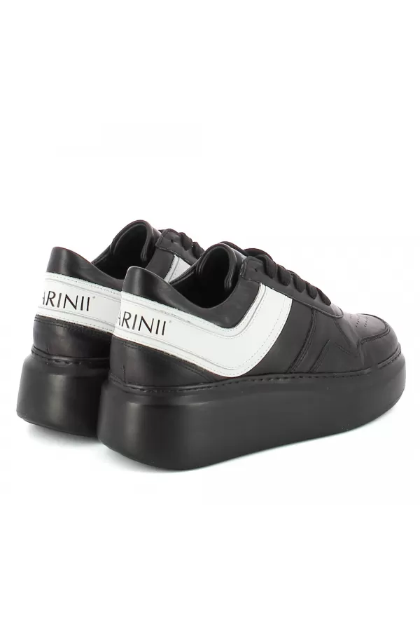 Zobacz Czarne sneakersy skórzane CARINII--B9052-E50-I81-000-F69