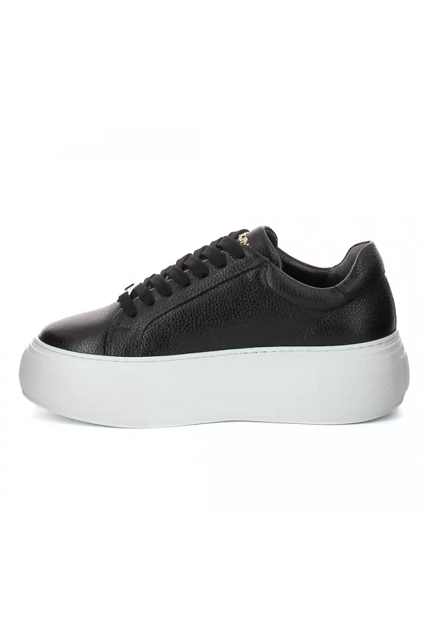 Zobacz Czarne sneakersy skórzane CARINII--B10329-E50-000-000-000
