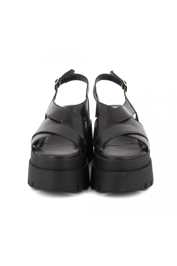 Zobacz Czarne sandały na koturnie CARINII--B9533-E50-000-000-G06