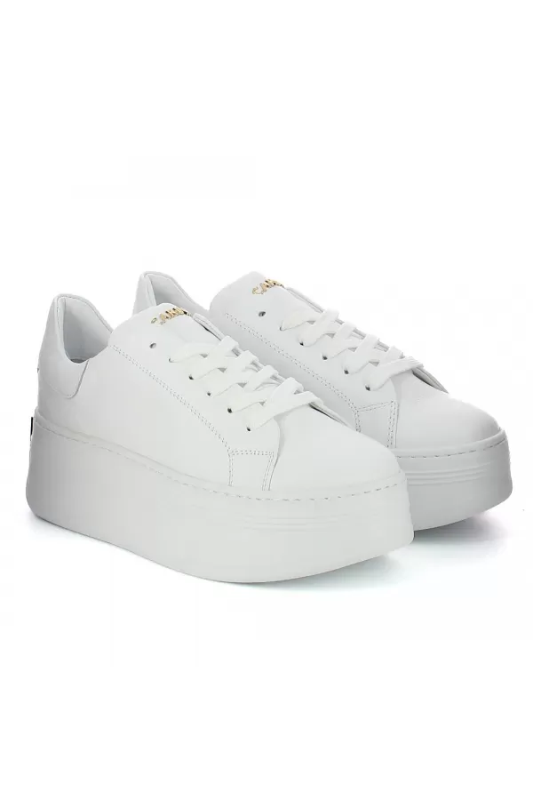 Zobacz Białe sneakersy skórzane z ozdobą CARINII--B10333-L46-000-000-000