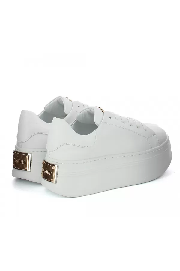 Zobacz Białe sneakersy skórzane z ozdobą CARINII--B10333-L46-000-000-000