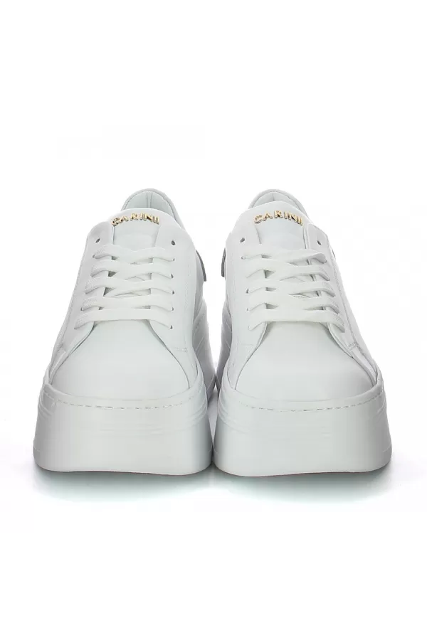 Zobacz Białe sneakersy skórzane z ozdobą CARINII--B10333-L46-000-000-000
