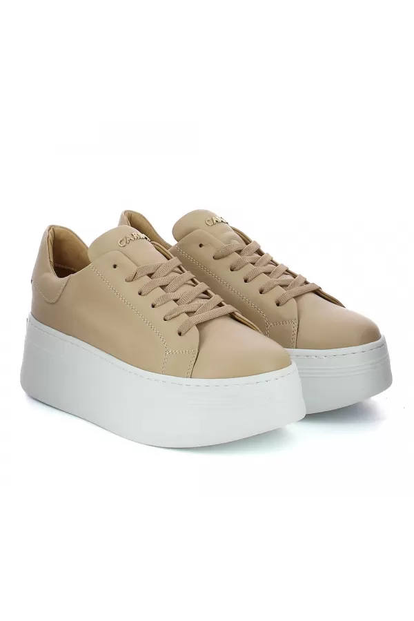 Zobacz Beżowe sneakersy skórzane z ozdobą CARINII--B10333-491-000-000-000