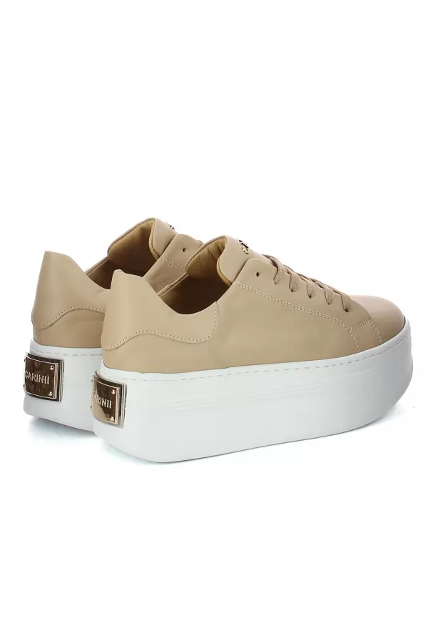 Zobacz Beżowe sneakersy skórzane z ozdobą CARINII--B10333-491-000-000-000