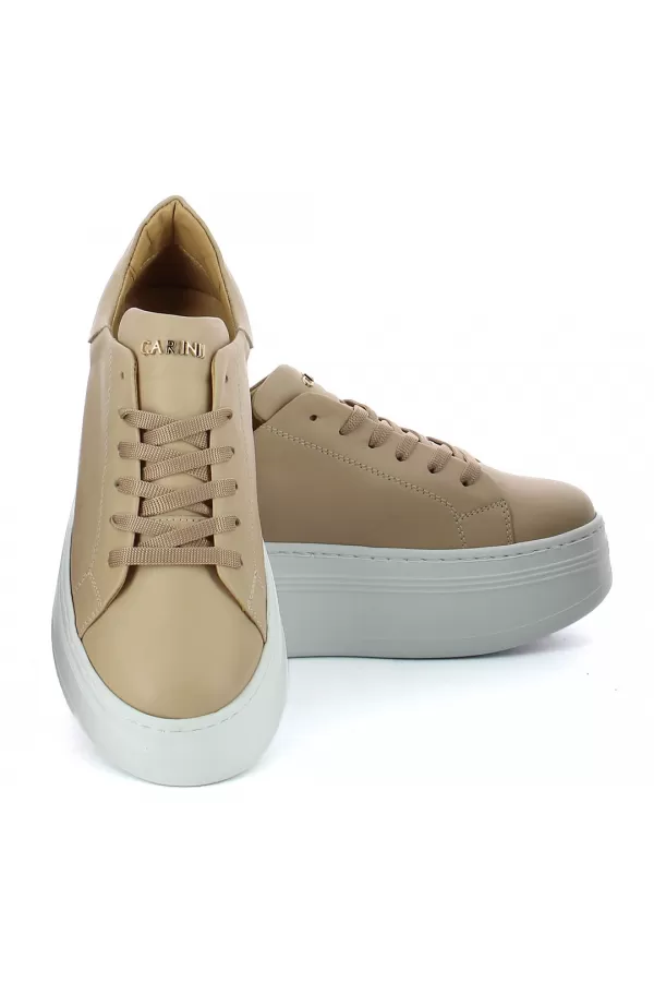Zobacz Beżowe sneakersy skórzane z ozdobą CARINII--B10333-491-000-000-000