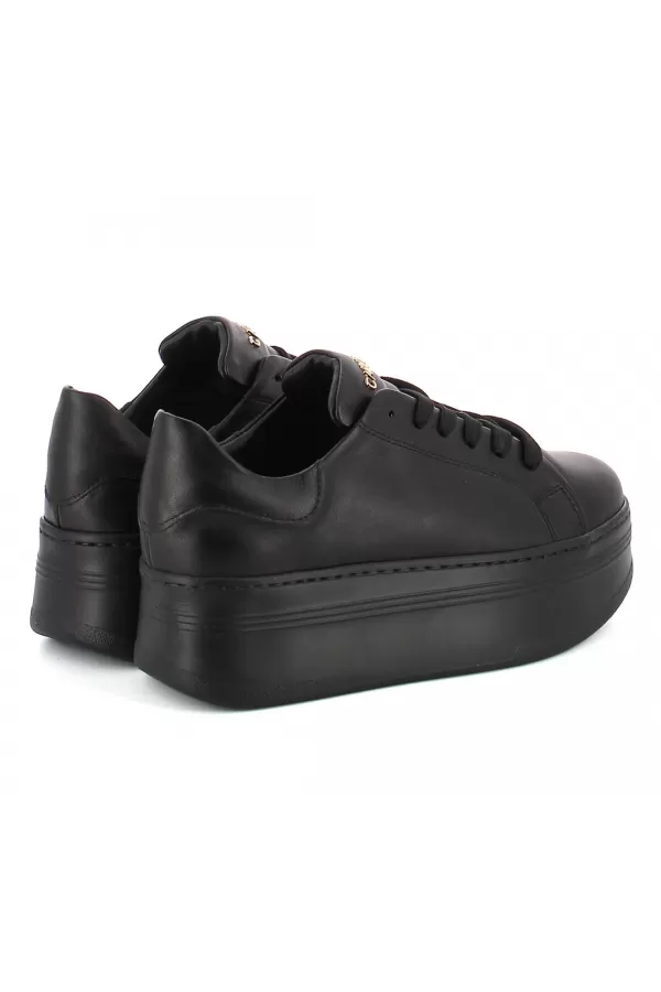 Zobacz Czarne sneakersy skórzane CARINII--B10332-E50-000-000-000