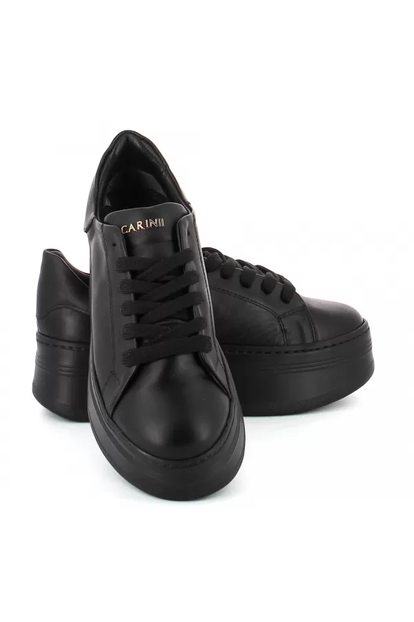 Zobacz Czarne sneakersy skórzane CARINII--B10332-E50-000-000-000
