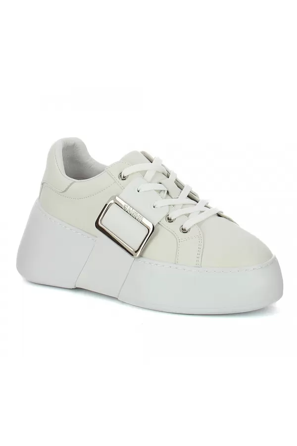 Zobacz Białe sneakersy z ozdobną klamrą CARINII--B10334-L46-000-000-000