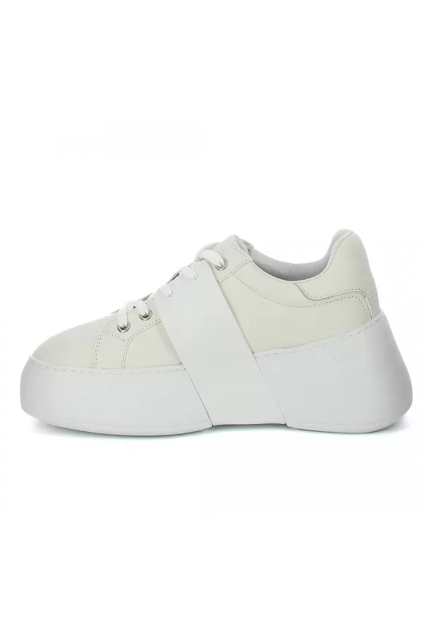Zobacz Białe sneakersy z ozdobną klamrą CARINII--B10334-L46-000-000-000