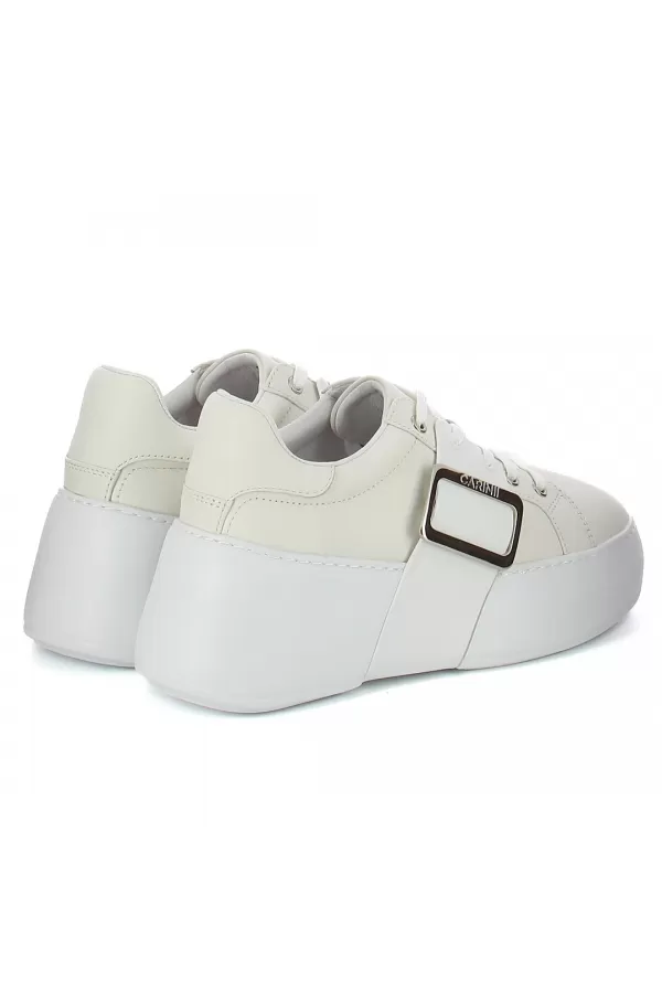 Zobacz Białe sneakersy z ozdobną klamrą CARINII--B10334-L46-000-000-000