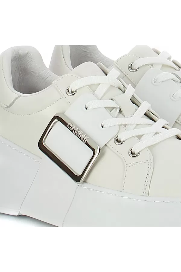 Zobacz Białe sneakersy z ozdobną klamrą CARINII--B10334-L46-000-000-000