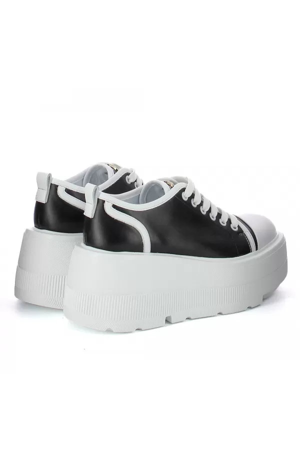 Zobacz Czarne sneakersy na platformie CARINII--B9375-L46-E50-000-G36