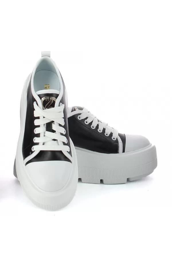 Zobacz Czarne sneakersy na platformie CARINII--B9375-L46-E50-000-G36