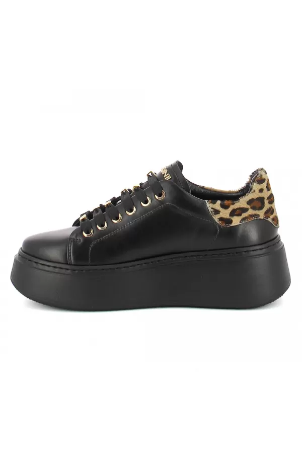 Zobacz Czarne skórzane sneakersy CARINII--B10468-E50-T53-000-F69