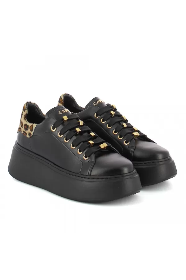 Zobacz Czarne skórzane sneakersy CARINII--B10468-E50-T53-000-F69