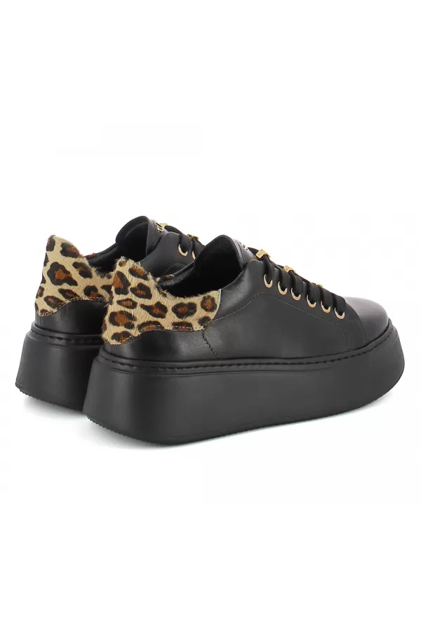 Zobacz Czarne skórzane sneakersy CARINII--B10468-E50-T53-000-F69