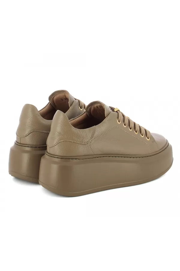 Zobacz Beżowe skórzane sneakersy CARINII--B10468-T92-000-000-F69