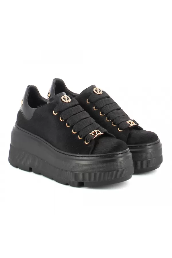 Zobacz Czarne sneakersy z naturalnym włosiem CARINII--B10464-T85-000-000-G36
