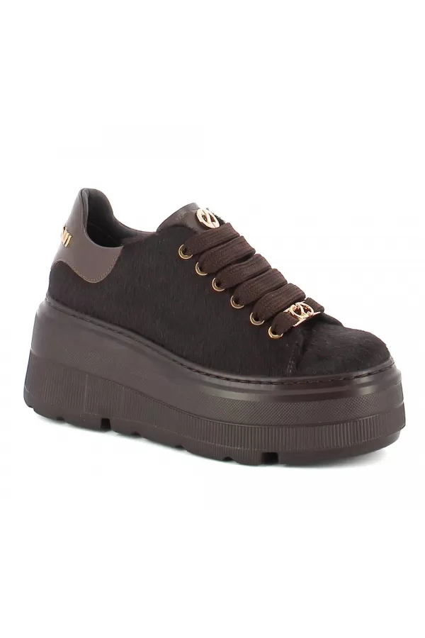 Zobacz Brązowe sneakersy z naturalnym włosiem CARINII--B10464-T86-000-000-G36