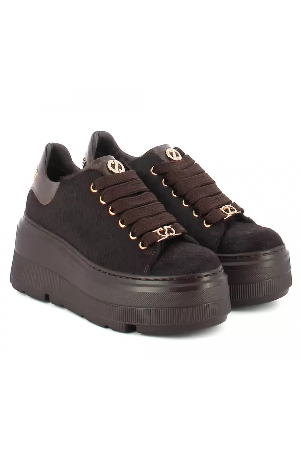 Zobacz Brązowe sneakersy z naturalnym włosiem CARINII--B10464-T86-000-000-G36