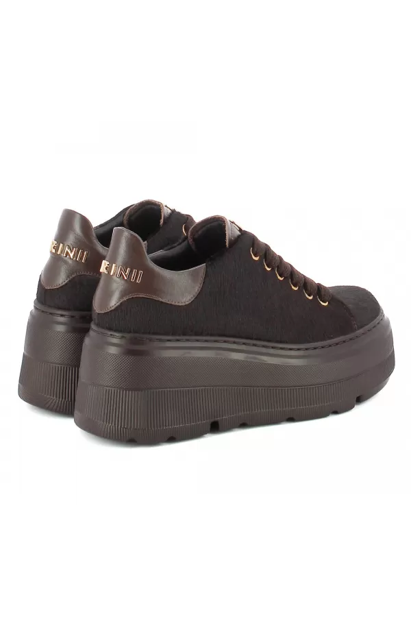 Zobacz Brązowe sneakersy z naturalnym włosiem CARINII--B10464-T86-000-000-G36
