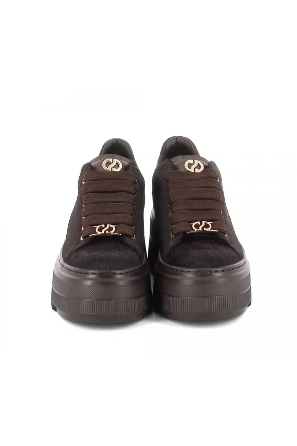 Zobacz Brązowe sneakersy z naturalnym włosiem CARINII--B10464-T86-000-000-G36