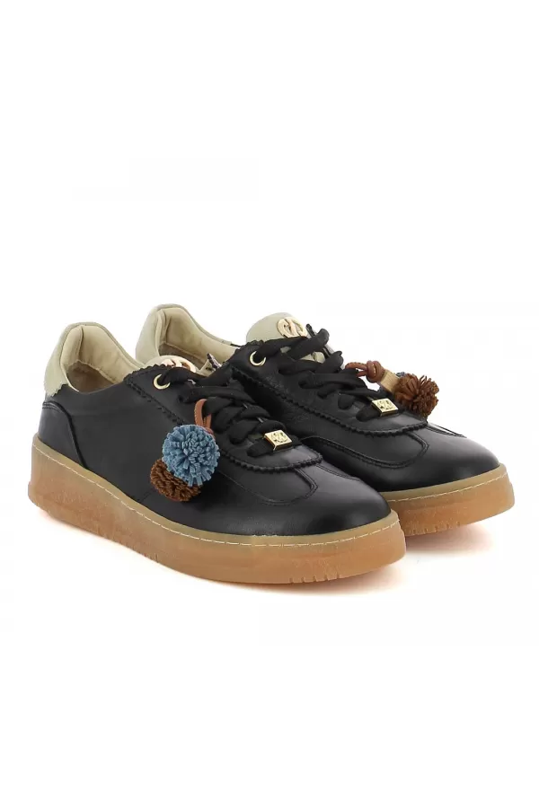 Zobacz Czarne sneakersy skórzane CARINII--B10480-E50-000-000-000