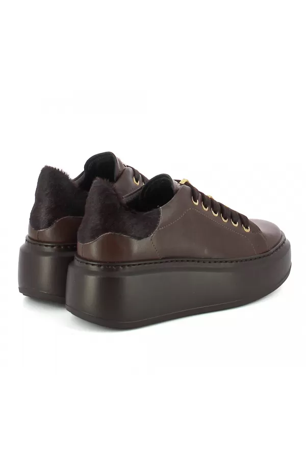 Zobacz Brązowe skórzane sneakersy CARINII--B10468-T82-T86-000-F69