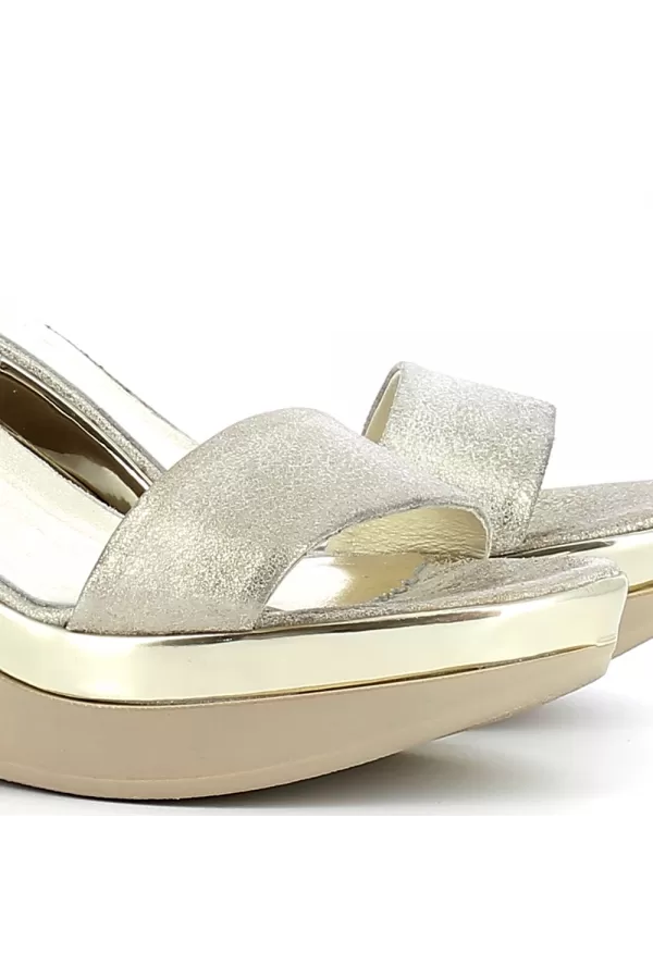 Zobacz Złote sandały na koturnie CARINII--B5772-F76-000-000-D72