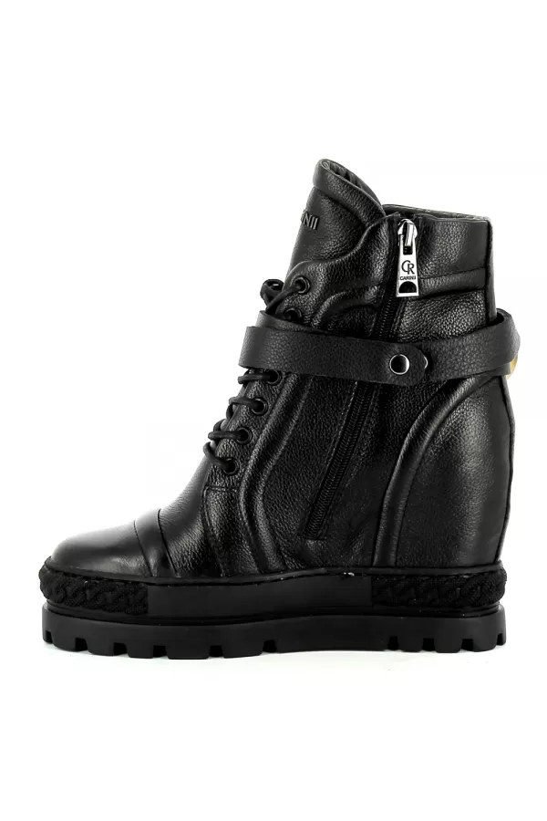 Zobacz Czarne sneakersy na koturnie CARINII--B5986-J23-000-000-E39