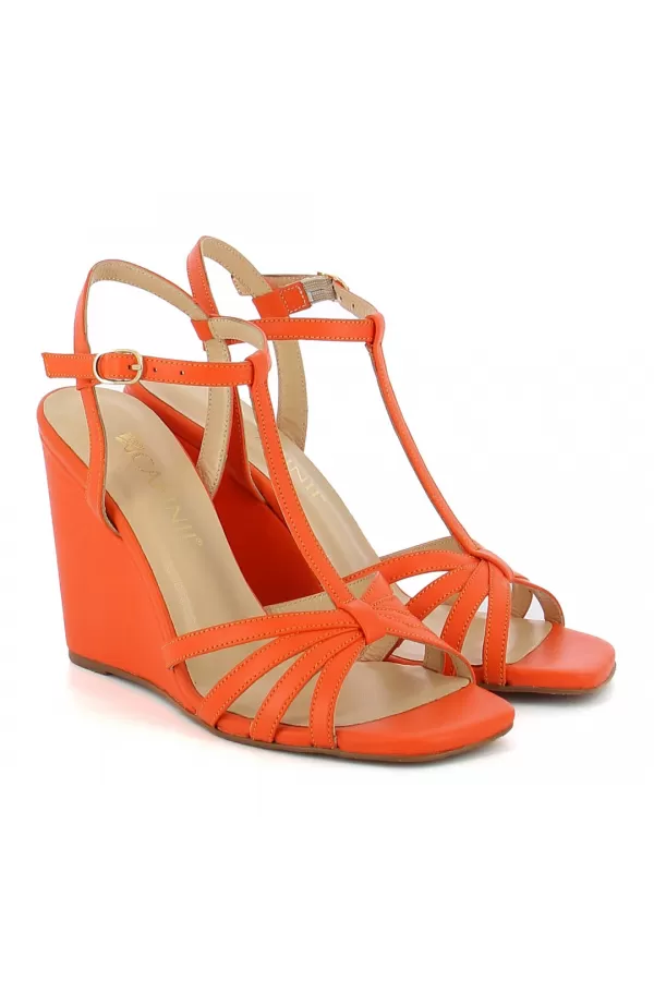 Zobacz Pomarańczowe sandały na koturnie CARINII--B6428-270-000-000-000