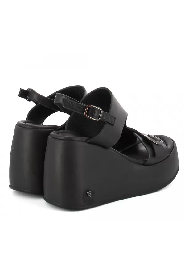 Zobacz Czarne sandały na wysokim koturnie CARINII--B6441-353-000-000-000