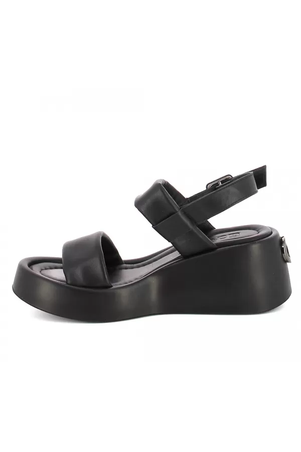Zobacz Czarne sandały na koturnie CARINII--B6443-353-000-000-000