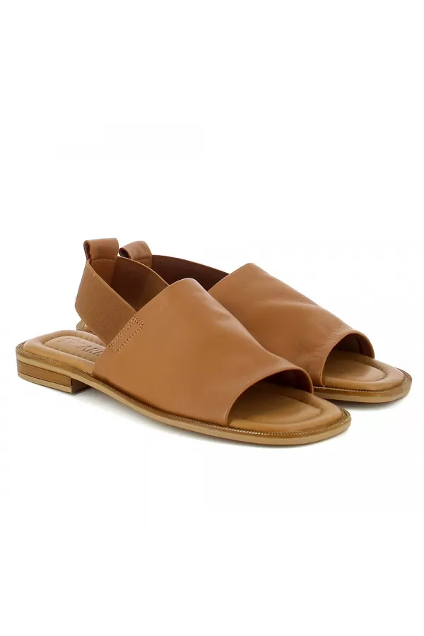 Zobacz Brązowe płaskie sandały CARINII--B6444-558-000-000-000