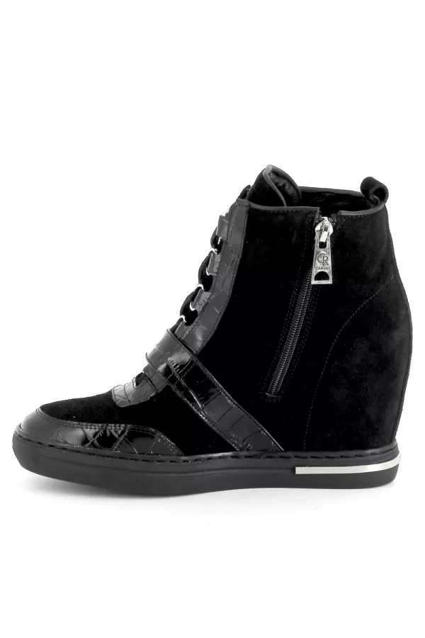 Zobacz Czarne sneakersy na koturnie CARINII--B7032-P15-H20-000-B88