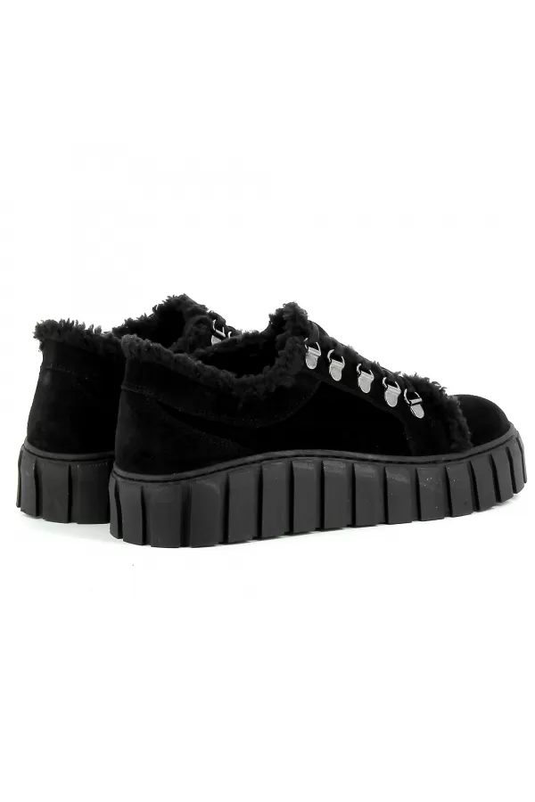 Zobacz Czarne sneakersy zamszowe CARINII--B7984-H20-000-000-E68