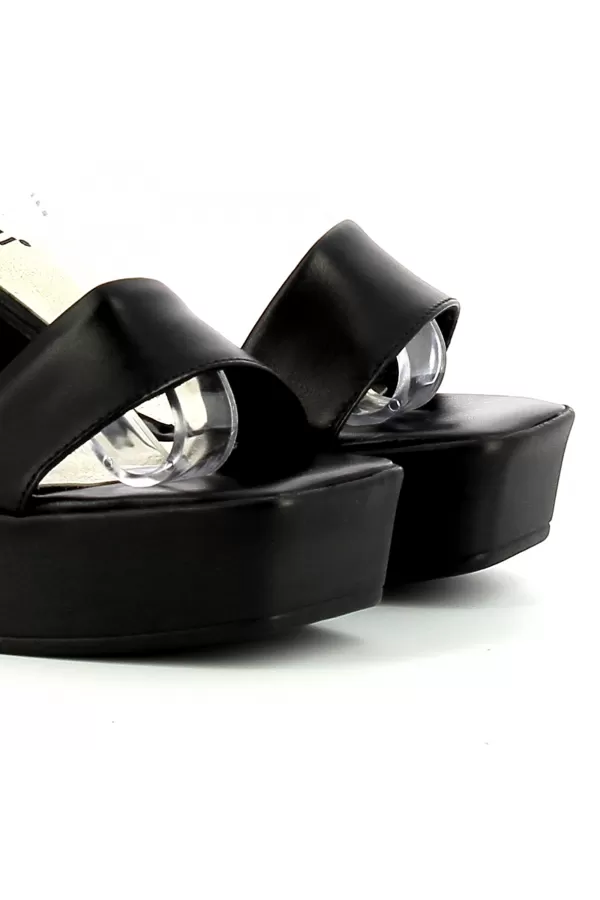 Zobacz Czarne sandały na koturnie CARINII--B8032-E50-000-000-F09