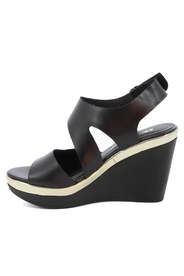 Zobacz Czarne sandały na koturnie CARINII--B8806-E50-000-000-E46