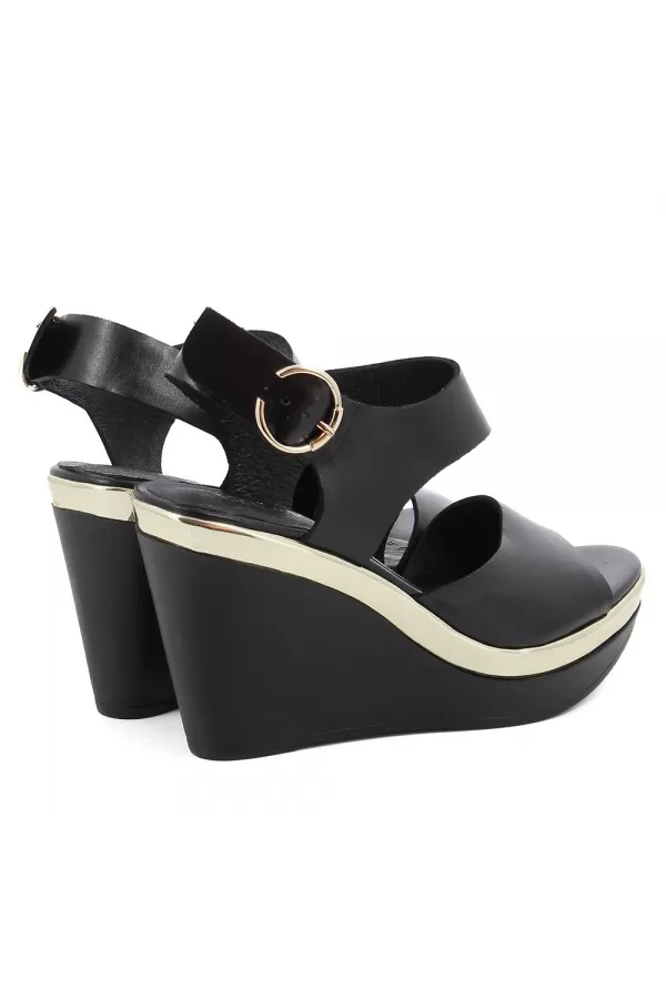 Zobacz Czarne sandały na koturnie CARINII--B8806-E50-000-000-E46
