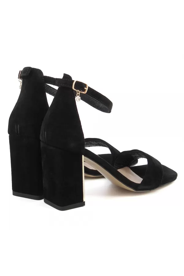Zobacz Czarne sandały zamszowe CARINII--B8840-063-000-000-F78