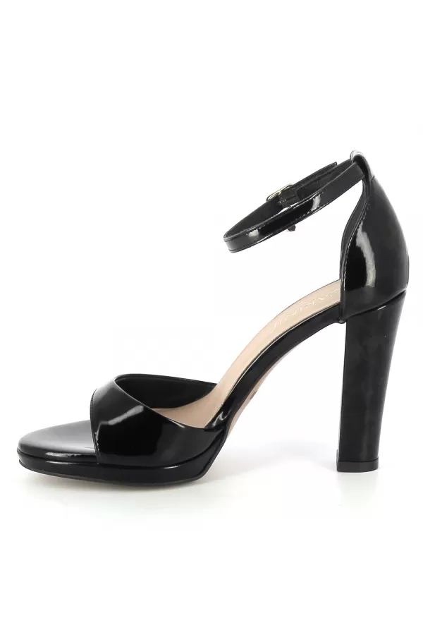 Zobacz Czarne sandały lakierowane CARINII--B8841-037-000-000-F86