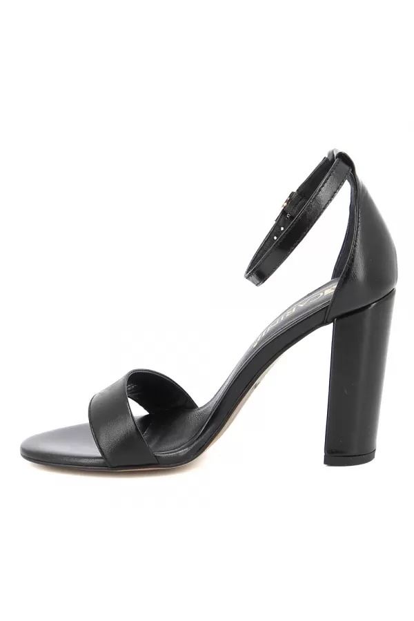 Zobacz Czarne sandały skórzane CARINII--B8898-E50-000-000-F89