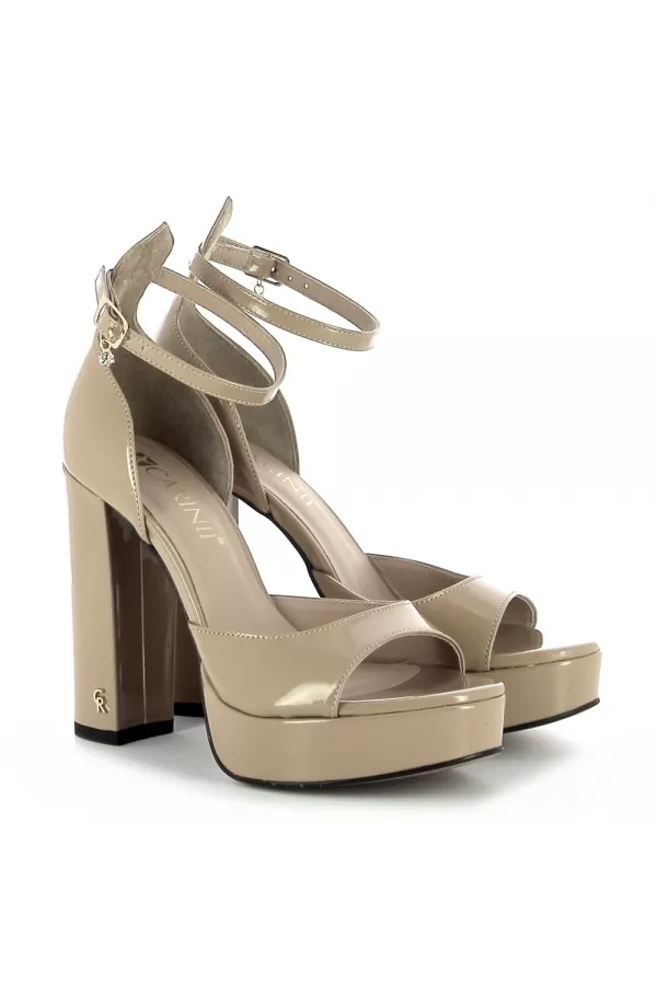 Zobacz Beżowe sandały damskie CARINII--B9020-R90-000-000-000