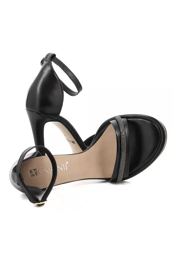 Zobacz Czarne sandały na szpilce CARINII--B8871-E50-000-000-A13